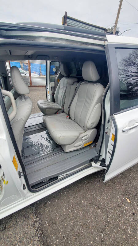 2014 Toyota Sienna XLE 7-Passenger Auto Access Seat