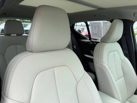 2024 Volvo XC40 B5 Plus Bright Theme