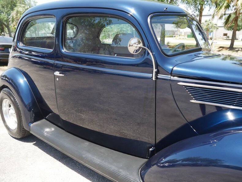 1937 Ford Deluxe