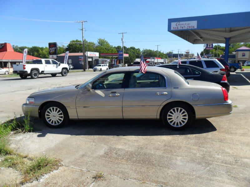 2005 Lincoln Town Car for sale at C MOORE CARS in Grove OK
