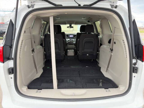 2022 Chrysler Voyager LX