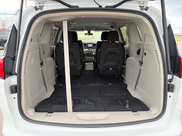 2022 Chrysler Voyager LX