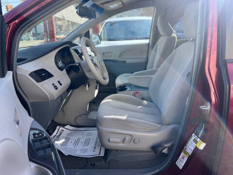 2014 Toyota Sienna LE 8-Passenger