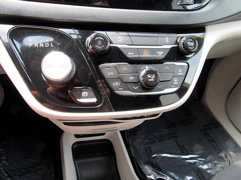 2022 Chrysler Voyager LX