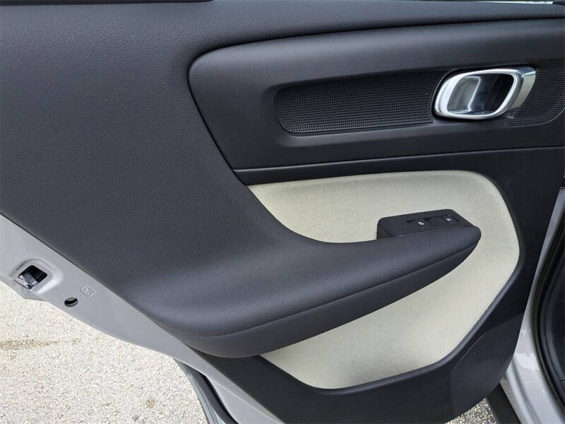 2024 Volvo XC40 B5 Plus Bright Theme