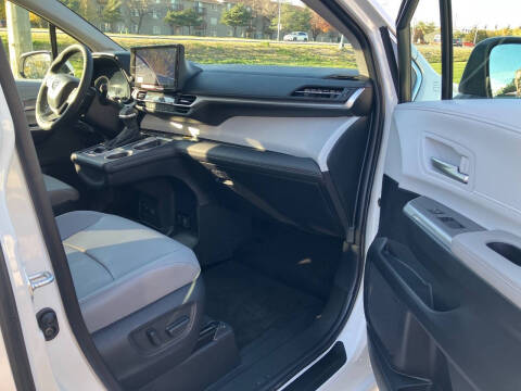 2025 Toyota Sienna XLE 7-Passenger