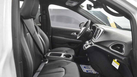 2025 Chrysler Voyager LX