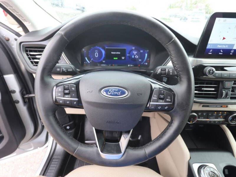 2022 Ford Escape Hybrid Titanium