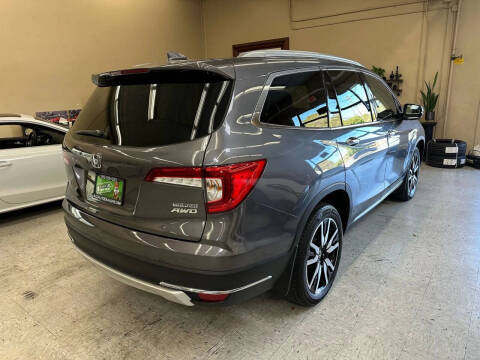 2021 Honda Pilot Touring w/Rear Captain's Chairs