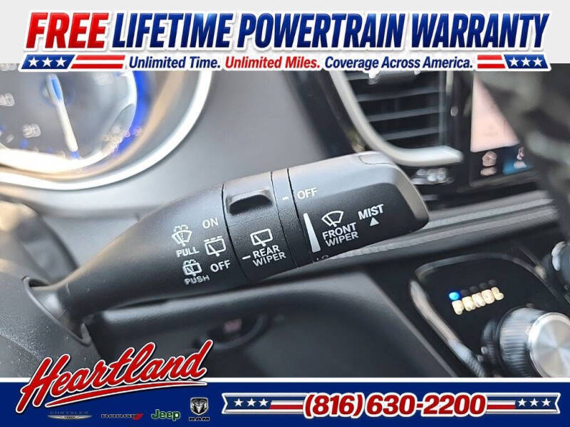 2027 Chrysler Pacifica Select