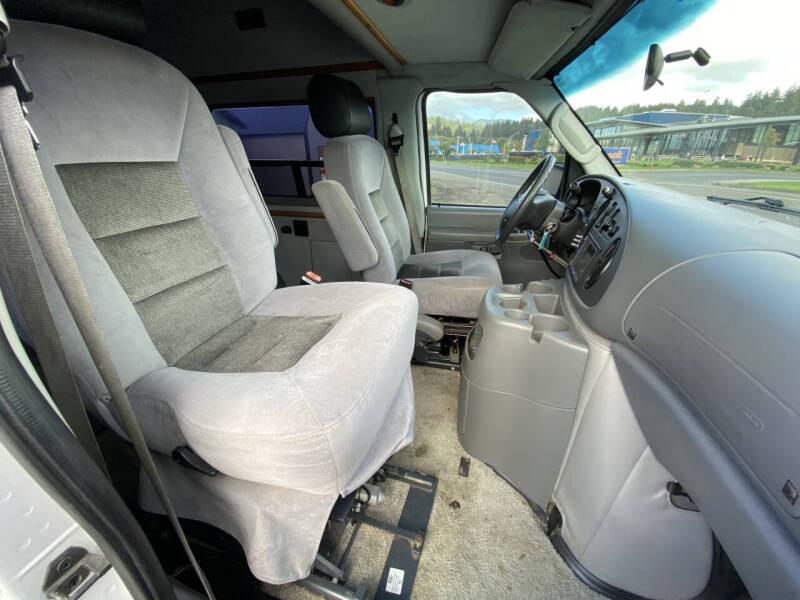 2004 Ford E-Series E-250 SD