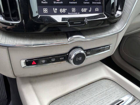 2024 Volvo XC60 B5 Plus Dark Theme
