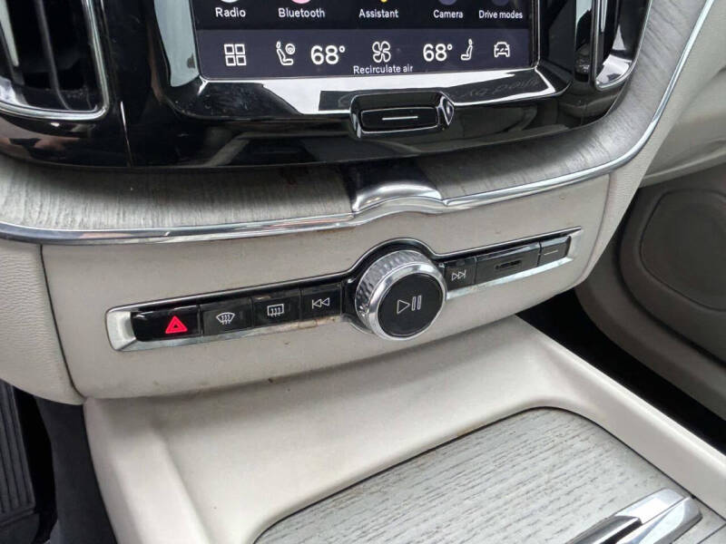 2024 Volvo XC60 B5 Plus Dark Theme