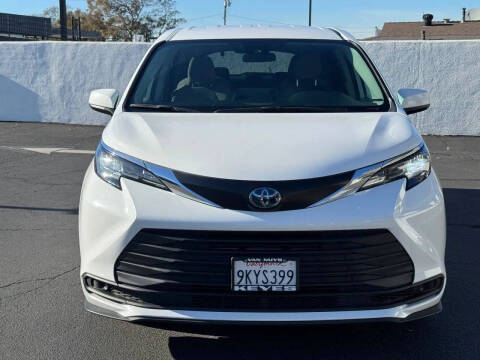 2022 Toyota Sienna LE 8-Passenger