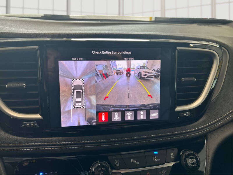 2027 Chrysler Pacifica Select