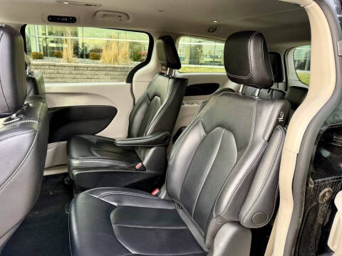 2024 Chrysler Pacifica Plug-In Hybrid Select