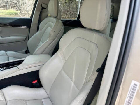 2016 Volvo XC90 T6 Momentum