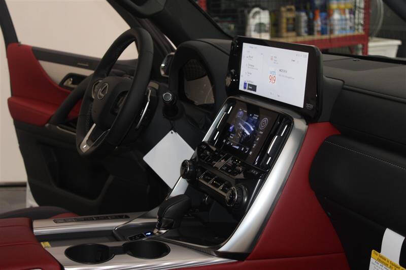 2025 Lexus LX 700h F SPORT Handling