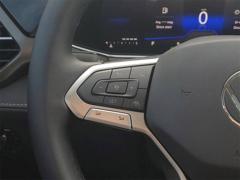 2025 Volkswagen Taos SE Black