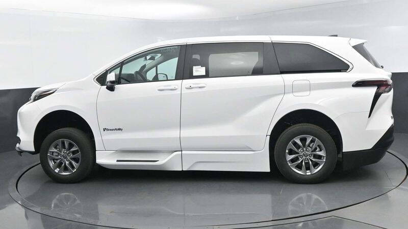 2024 Toyota Sienna LE 8-Passenger