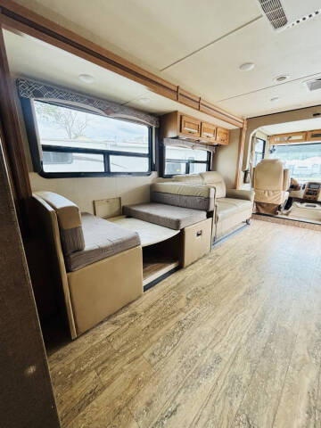2017 Thor Motor Coach Hurricane 31S