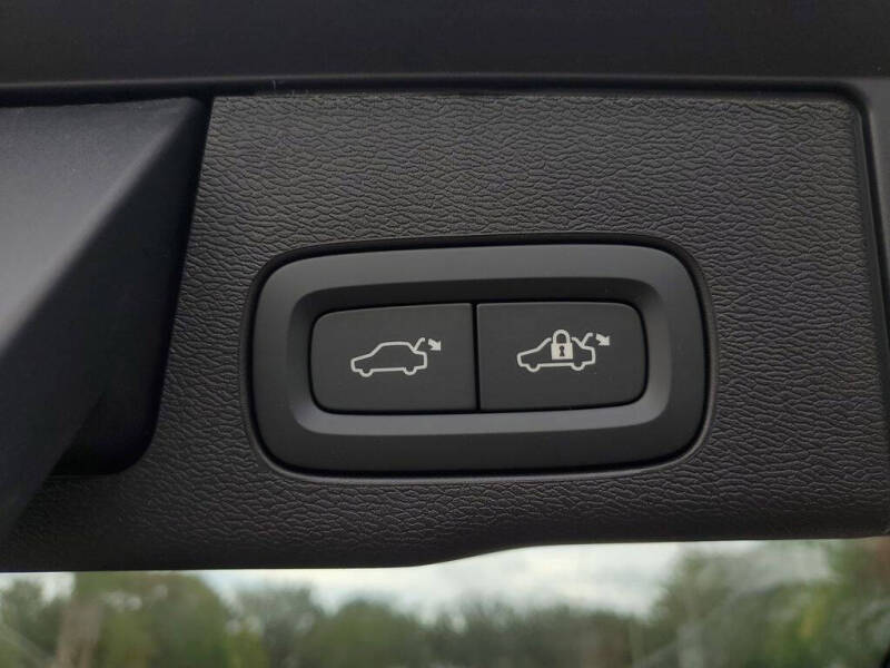 2025 Volvo XC60 T8 Core Dark Theme