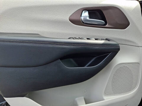 2024 Chrysler Voyager LX