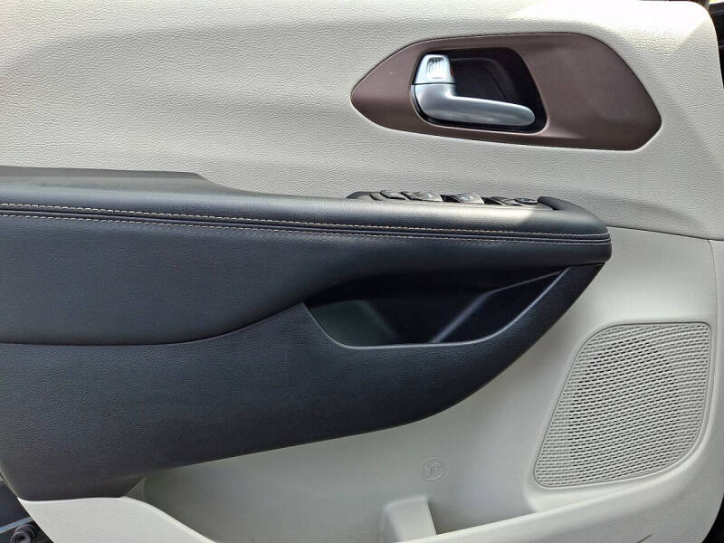 2024 Chrysler Voyager LX