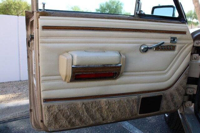 1990 Jeep Grand Wagoneer