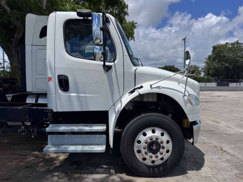2017 Freightliner M2 106