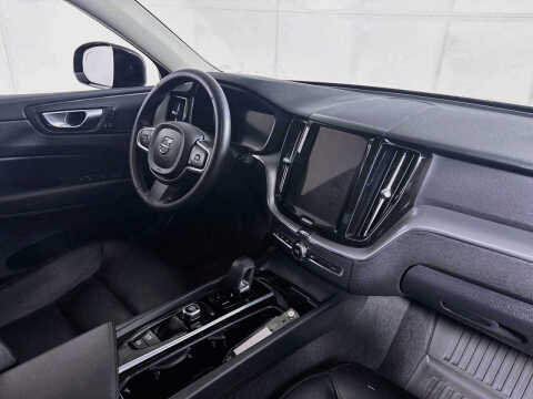 2024 Volvo XC60 B5 Core Dark Theme
