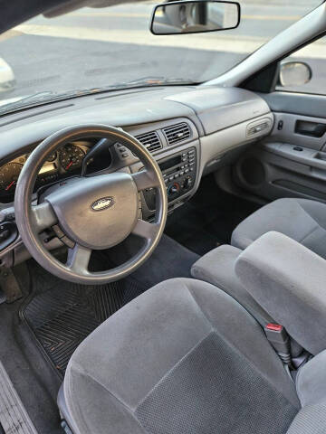 2005 Ford Taurus SE