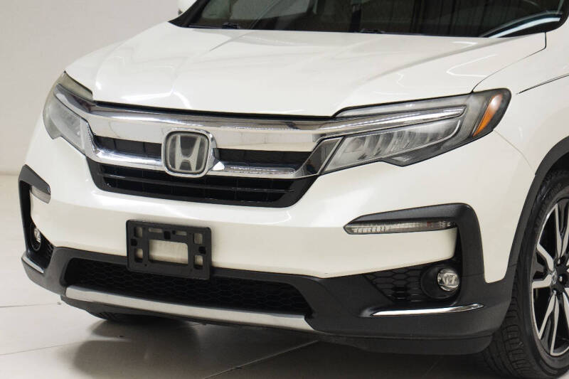 2019 Honda Pilot Touring w/Rear Captain's Chairs