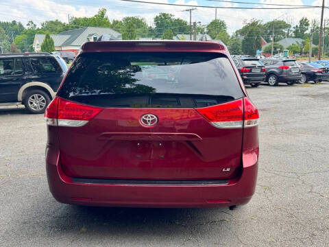 2012 Toyota Sienna LE 8-Passenger