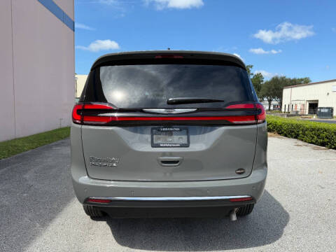 2025 Chrysler Pacifica Select