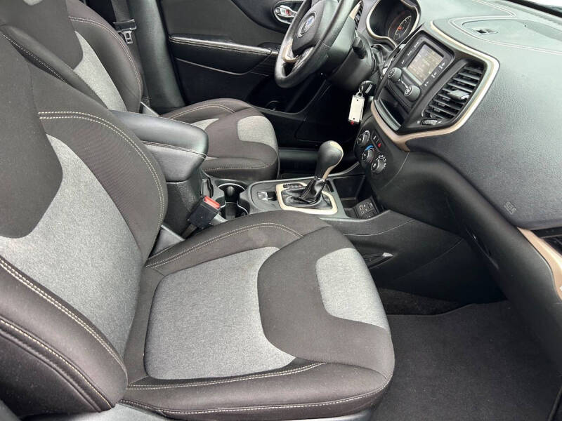 2015 Jeep Cherokee Sport