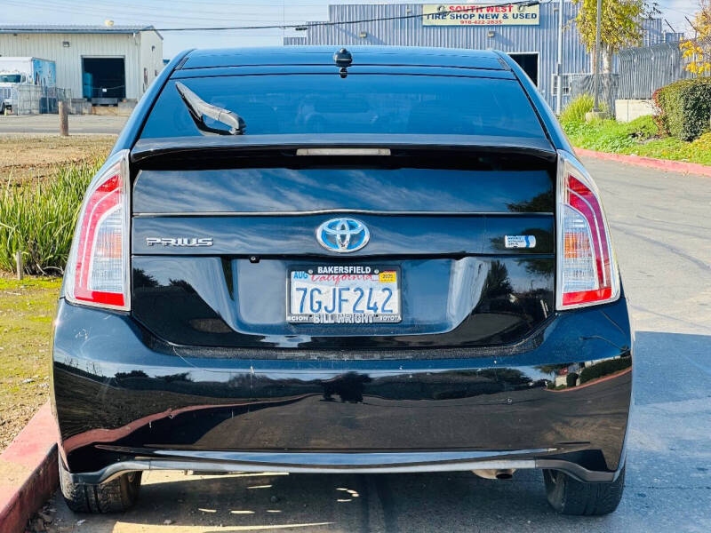 2014 Toyota Prius Four photo 2