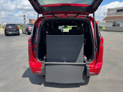 2025 Chrysler Pacifica Select