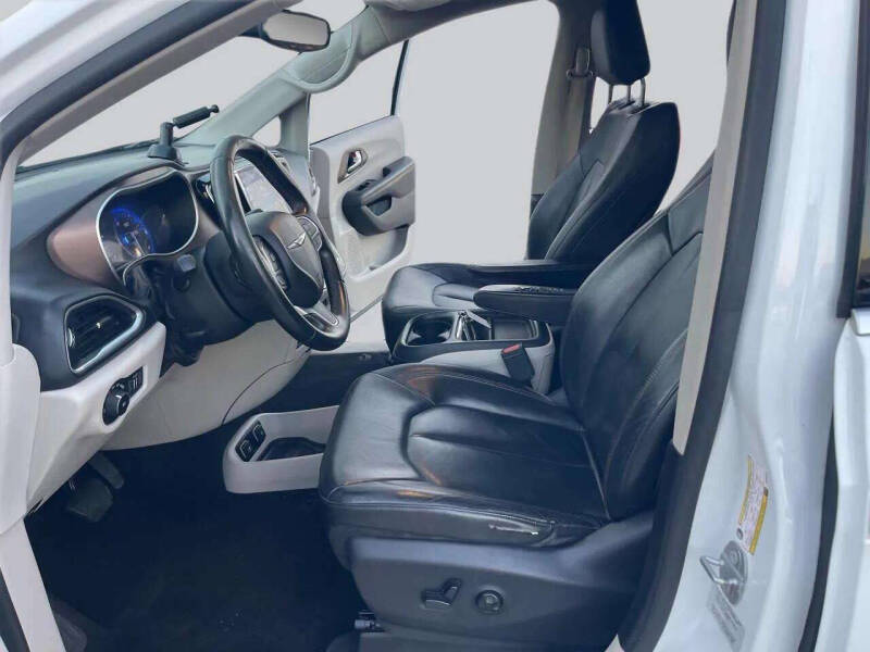 2017 Chrysler Pacifica Touring-L