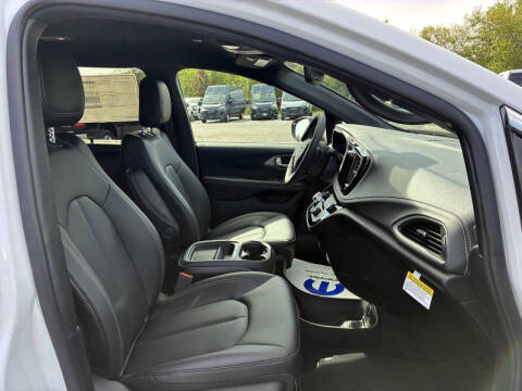 2027 Chrysler Pacifica Select