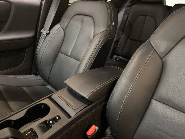 2025 Volvo XC40 B5 Core Bright Theme
