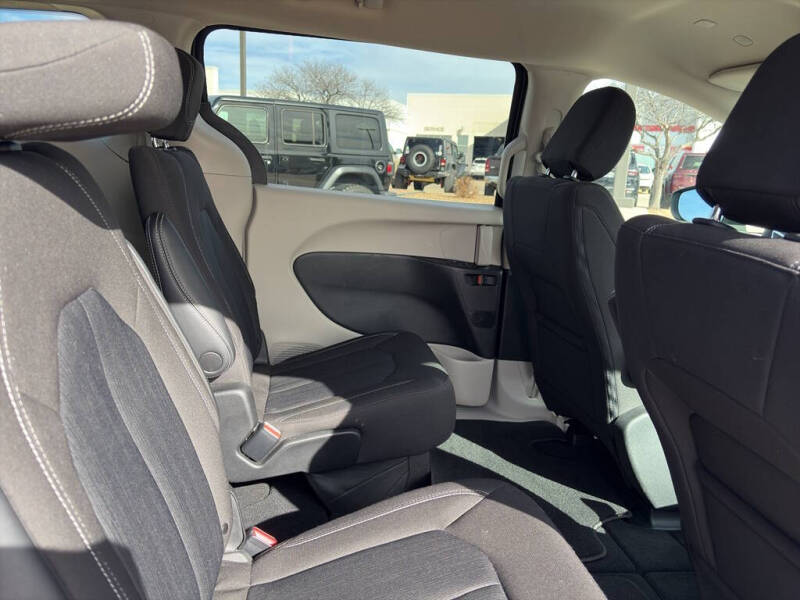 2023 Chrysler Voyager LX