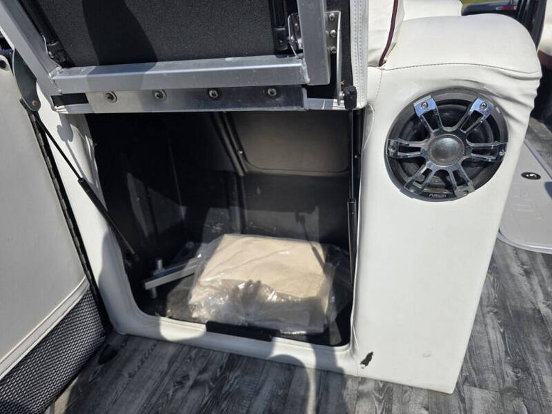 2019 Crest Pontoon CARIBBEAN