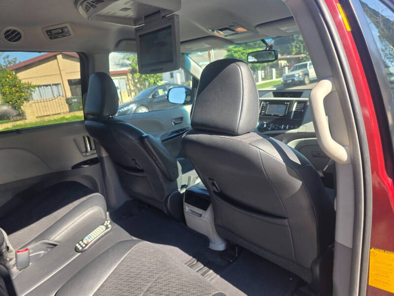 2013 Toyota Sienna SE 8-Passenger