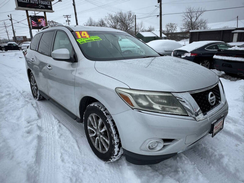 2014 Nissan Pathfinder SV photo 2