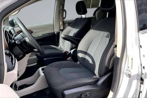 2022 Chrysler Voyager LX