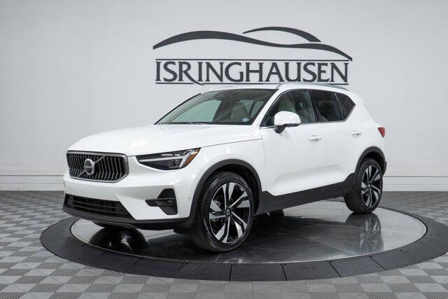 2025 Volvo XC40 B5 Plus Bright Theme