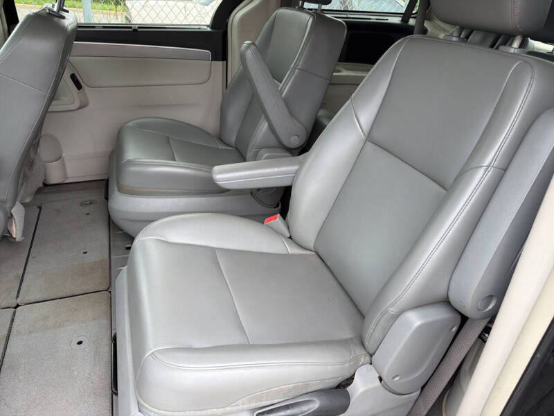 2013 Volkswagen Routan SE