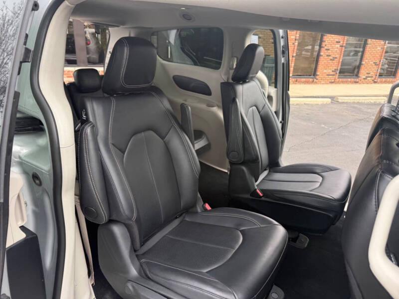 2024 Chrysler Pacifica Plug-In Hybrid Select