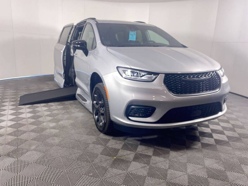 2024 Chrysler Pacifica Touring L's photo